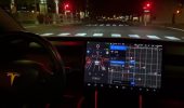 Tesla Model S con schermo motorizzato avvistata in rete
