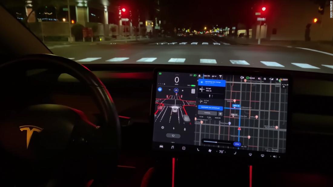 Tesla Model S con schermo motorizzato avvistata in rete