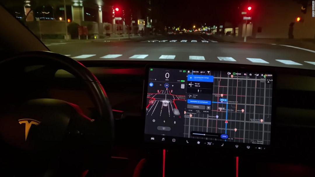 Tesla Model S con schermo motorizzato avvistata in rete