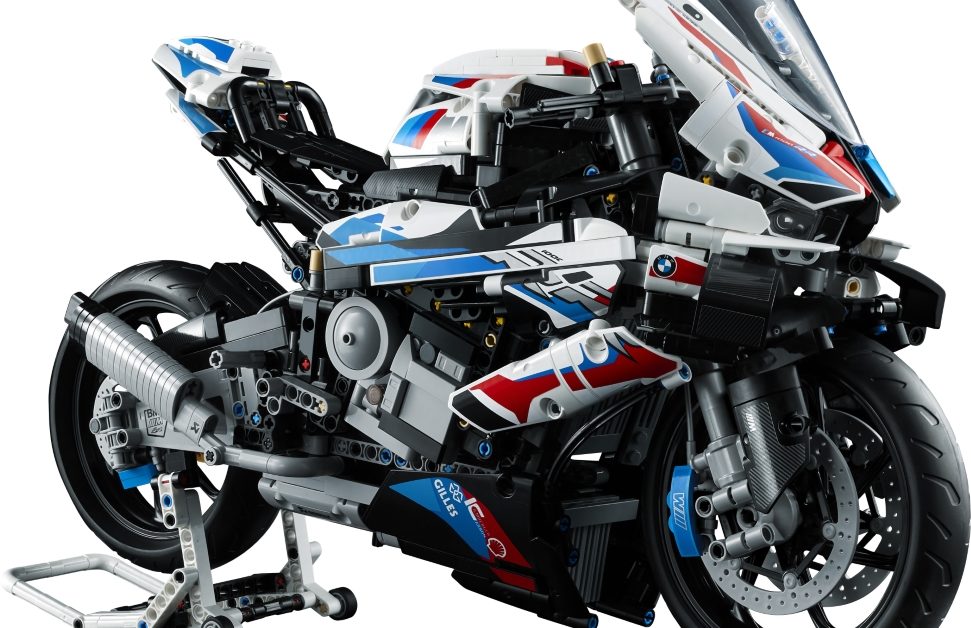 LEGO BMW M 1000 RR, presentata la nuova moto LEGO Technic per il 2022