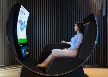 LG presenta il design di una poltrona-monitor curvo da 55 pollici