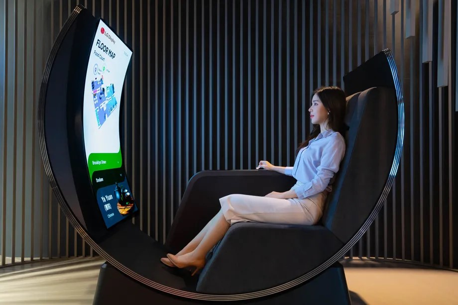 LG presenta il design di una poltrona-monitor curvo da 55 pollici