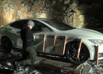 Tesla Model S del 2013 troppo costosa da riparare, utente la fa esplodere con la dinamite