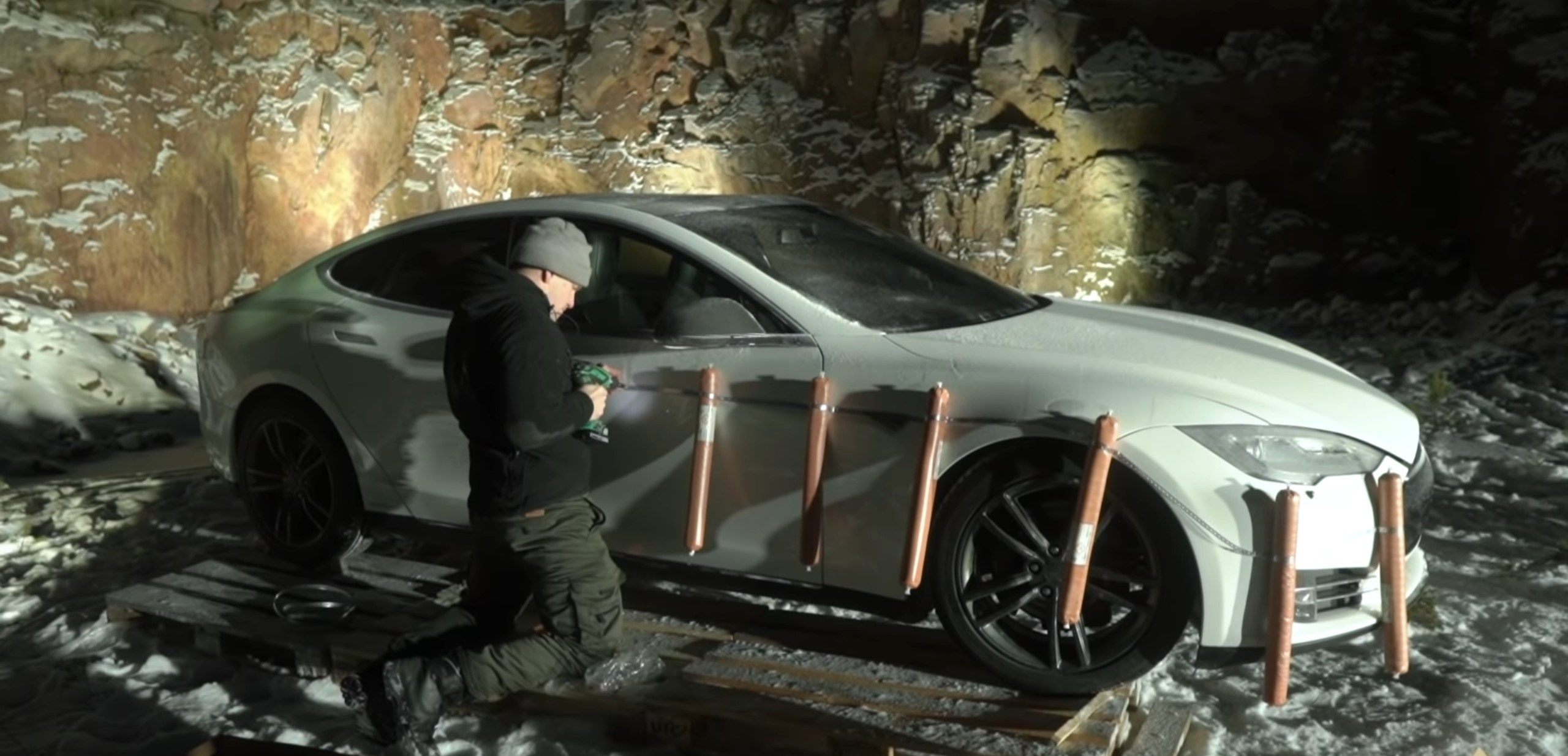 Tesla Model S del 2013 troppo costosa da riparare, utente la fa esplodere con la dinamite