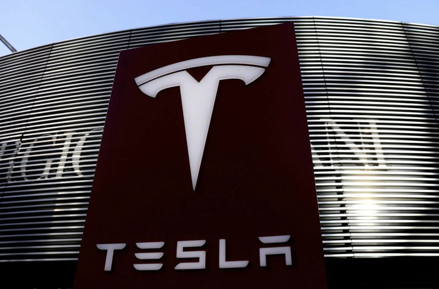 Tesla, la Gigafactory di Berlino nel mirino dei sindacati: “turni sempre più estenuanti, i lavoratori hanno paura di parlare”