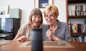 Gli assistenti vocali come Alexa possono aiutare gli anziani a sentirsi meno soli