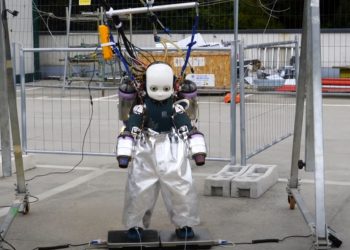 Questo inquietante robot ha un jetpack, ed è stato progettato da degli ingegneri italiani