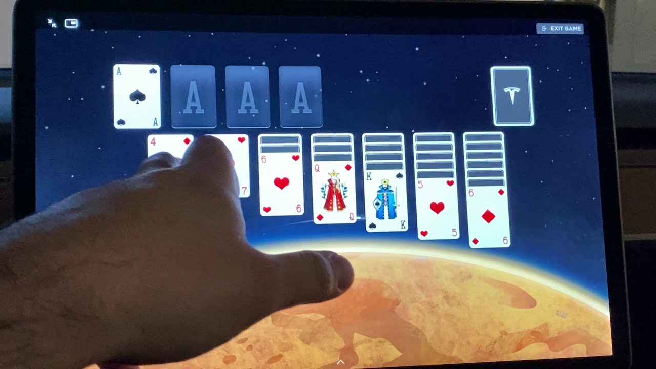 Tesla fa marcia indietro: stop ai videogiochi quando l’auto è in movimento