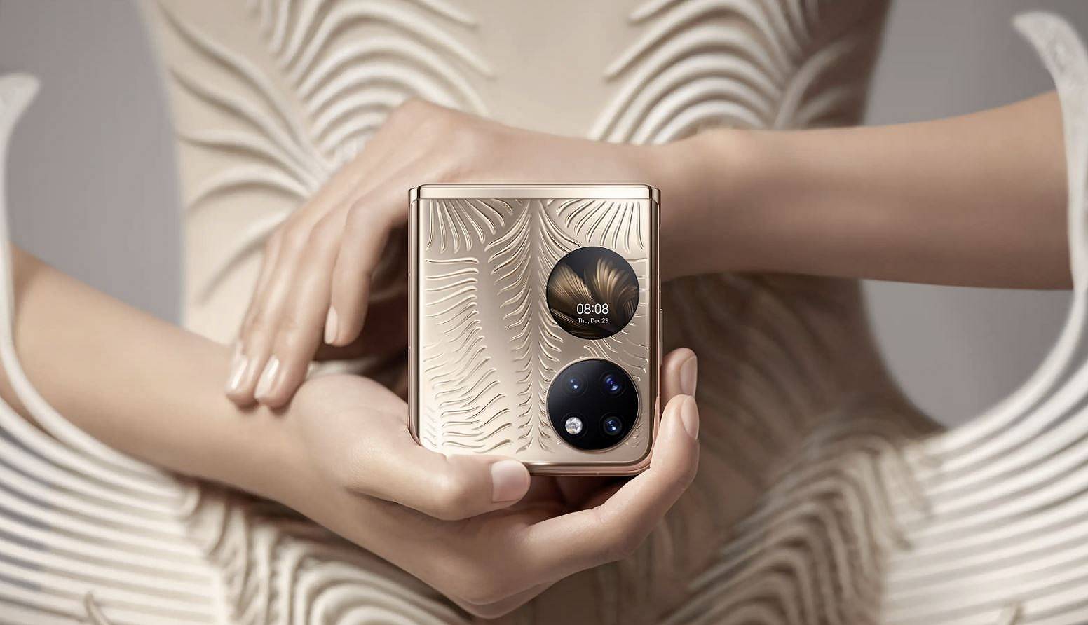 Huawei P50 Pocket da oggi anche in Italia: si parte da 1590€ (ma niente servizi di Google o 5G)
