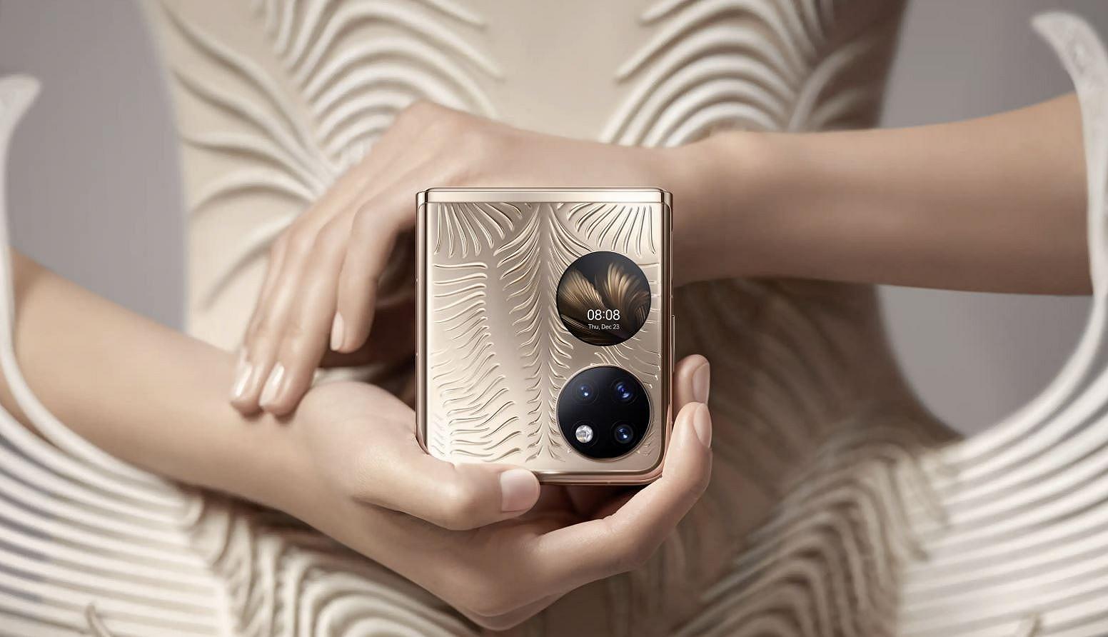 Huawei P50 Pocket da oggi anche in Italia: si parte da 1590€ (ma niente servizi di Google o 5G)