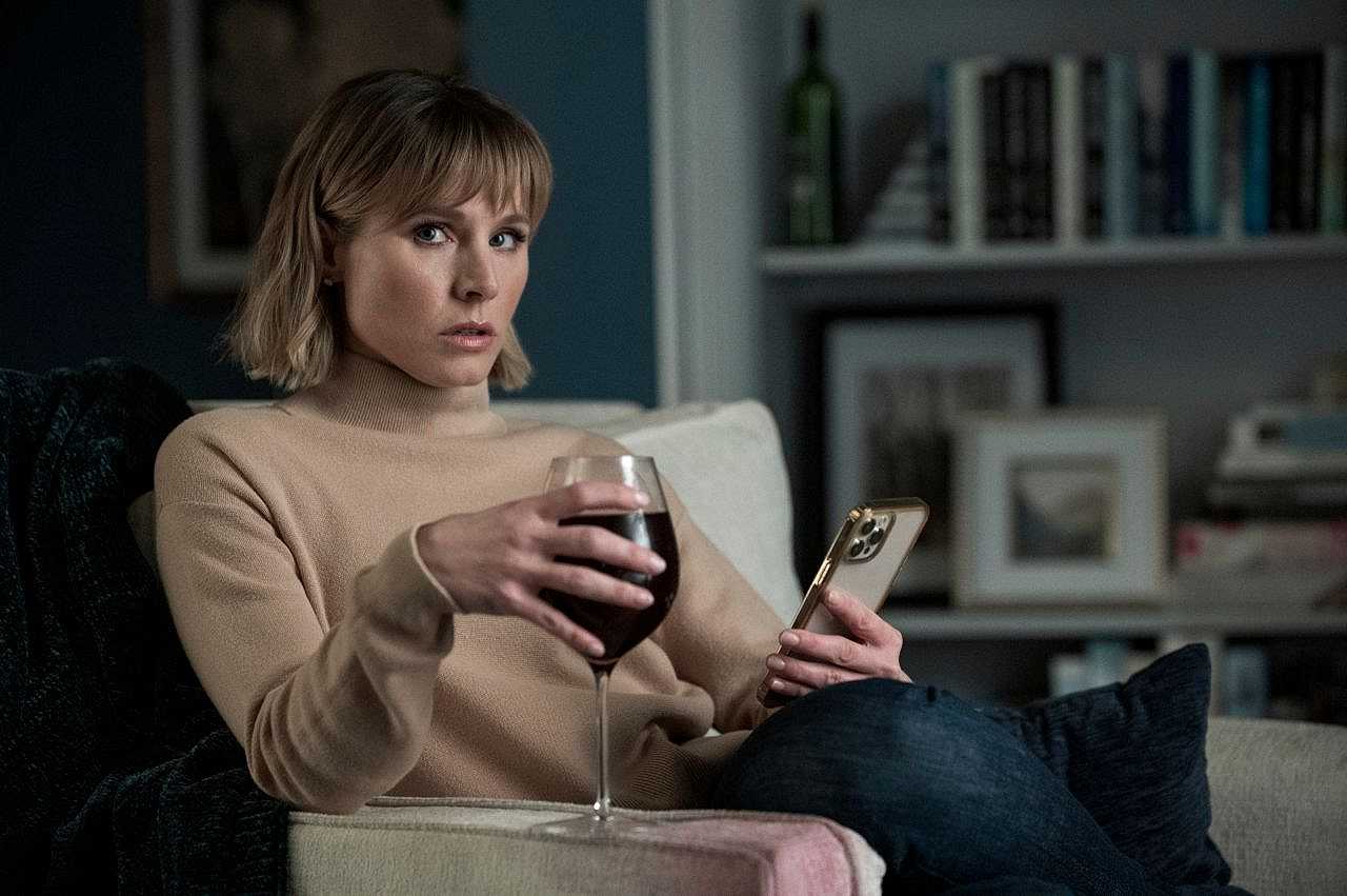 La donna nella casa di fronte alla ragazza dalla finestra: una clip dalla serie Netflix