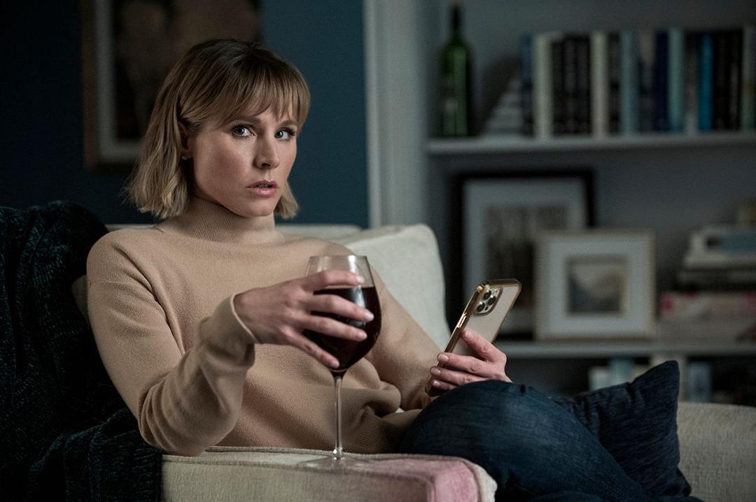 La donna nella casa di fronte alla ragazza dalla finestra: una clip dalla serie Netflix