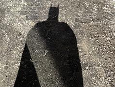 Batgirl: Michael Keaton si mostra (nell’ombra) con il costume di Batman