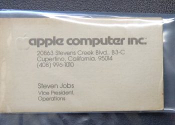 Un raro biglietto da visita appartenuto a Steve Jobs verrà battuto all'asta