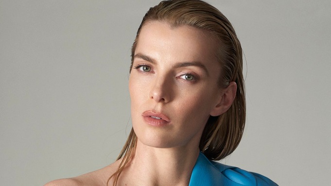 Mrs. Davis: Betty Gilpin protagonista della nuova serie di Damon Lindelof