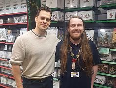 Henry Cavill visita Warhammer World facendo selfie ed entusiasmando i fan