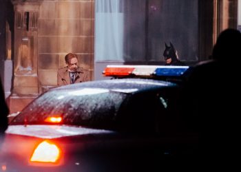 Batgirl: le nuove foto dal set mostrano Batman e il commissario Gordon insieme