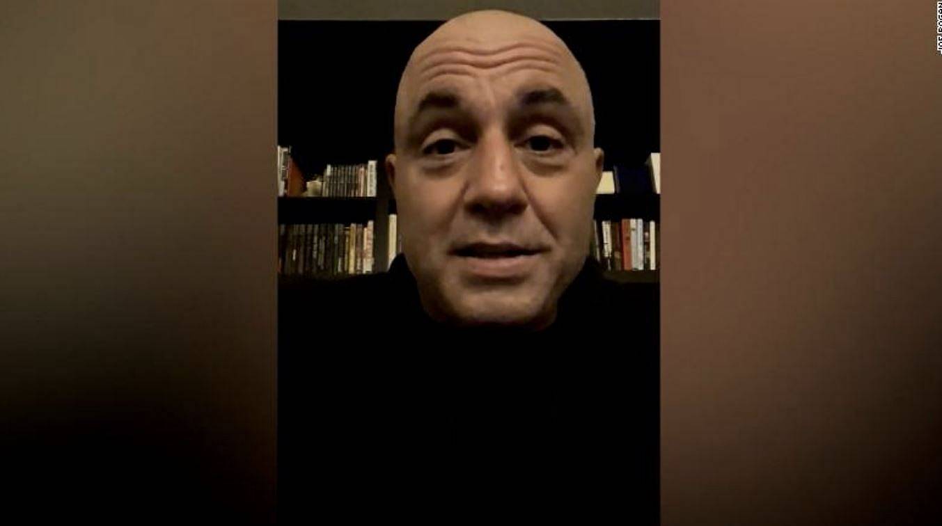 Joe Rogan, resa dei conti: Spotify cancella oltre 70 episodi del podcast