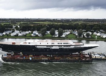 Super Yacht troppo alto: Bezos fa smantellare un antico ponte di Rotterdam