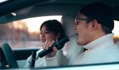 Tesla lancia un microfono da karaoke per le auto, ma solo in Cina