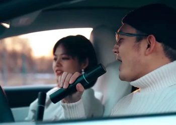 Tesla lancia un microfono da karaoke per le auto, ma solo in Cina