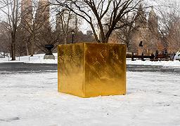 New York, un cubo d’oro massiccio conquista Central Park: vale 12 milioni di dollari