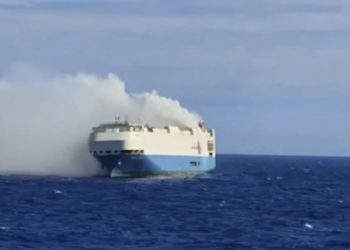 Una nave con 2.000 Porsche e Lamborghini è andata in fiamme nel Nord Atlantico