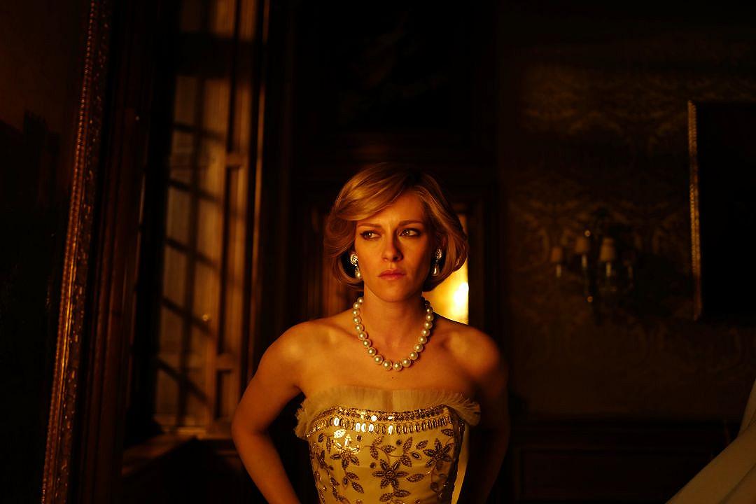 Spencer: una featurette sulla trasformazione di Kristen Stewart e le nuove foto