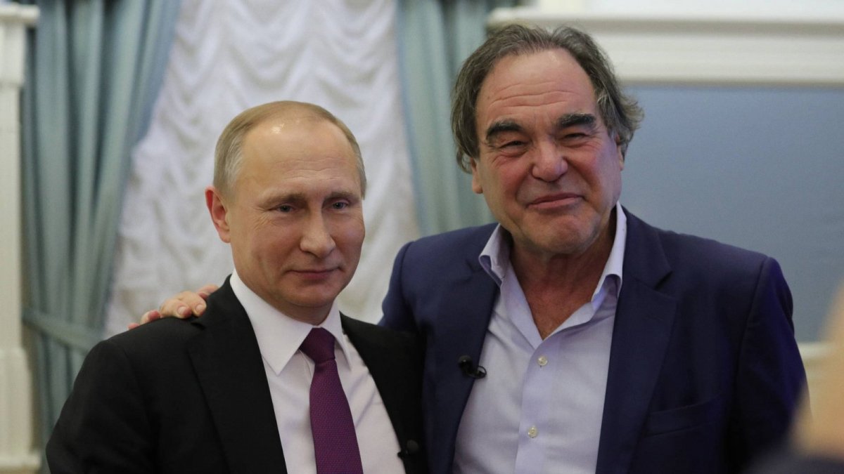 Oliver Stone critica Putin per l’attacco all’Ucraina dopo averlo giustificato