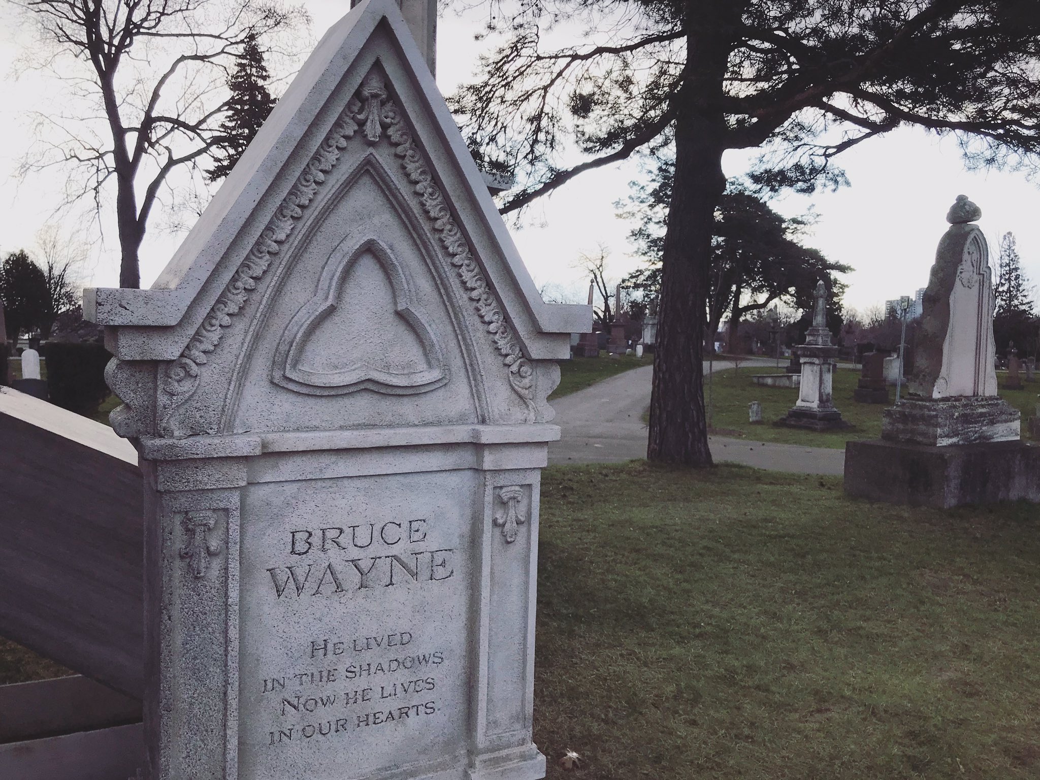 Gotham Knights: foto e video dal set mostrano il funerale di Bruce Wayne