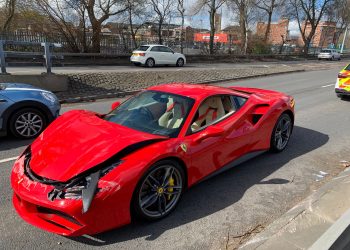 Compra una Ferrari 488 GTB e si schianta dopo meno di 3 km, succedeva l'1 aprile