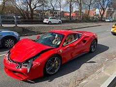 Compra una Ferrari 488 GTB e si schianta dopo meno di 3 km, succedeva l’1 aprile