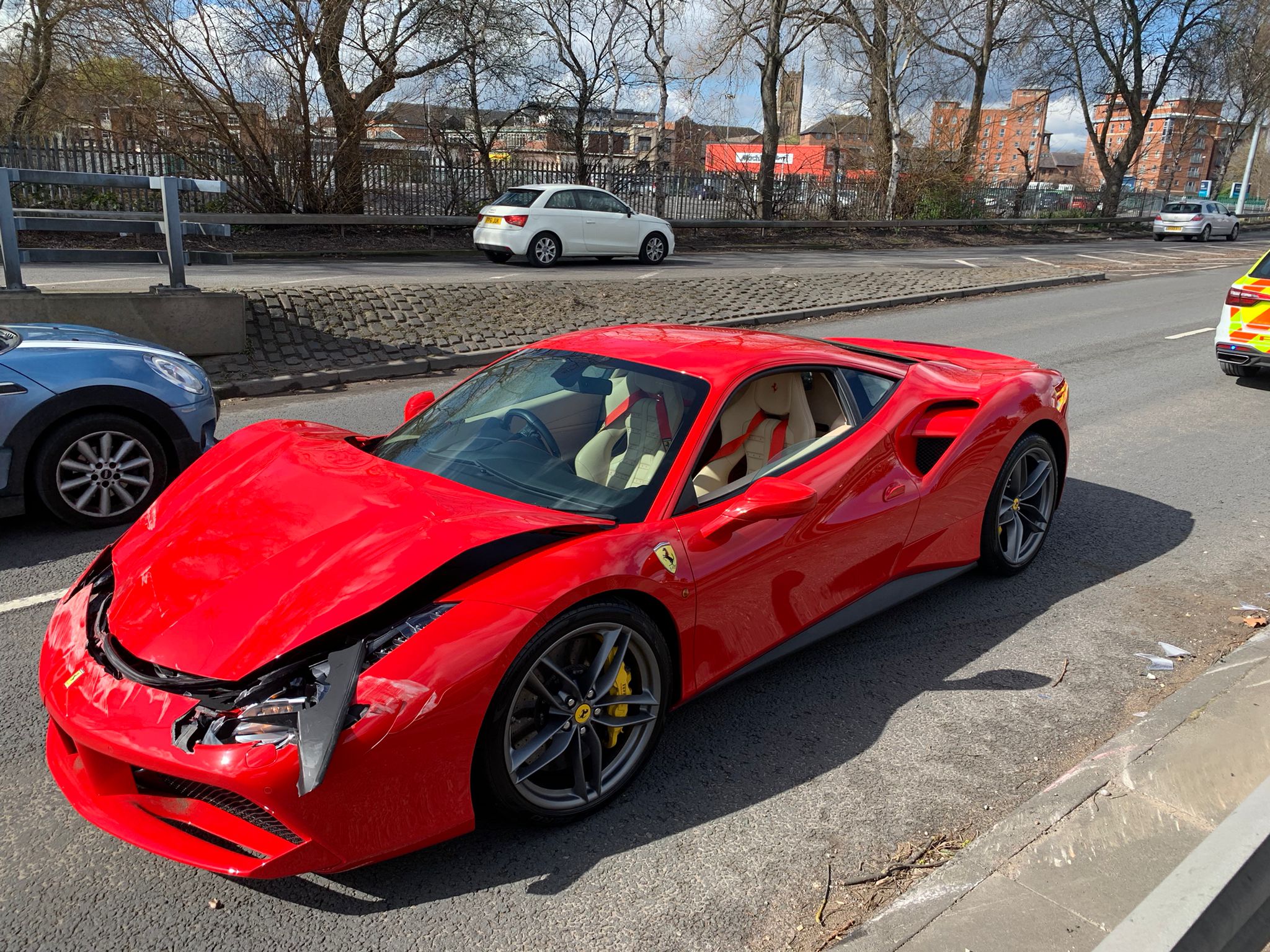 Compra una Ferrari 488 GTB e si schianta dopo meno di 3 km, succedeva l’1 aprile