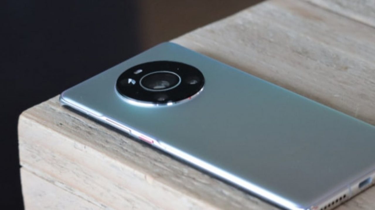Huawei Mate 50: la serie ha vetri così resistenti da poter frantumare delle noci