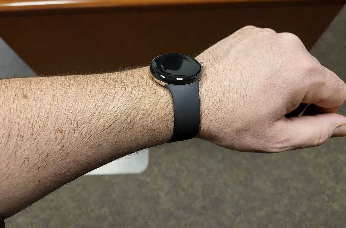 Google Pixel Watch: le foto di un prototipo misteriosamente ritrovato in un ristorante