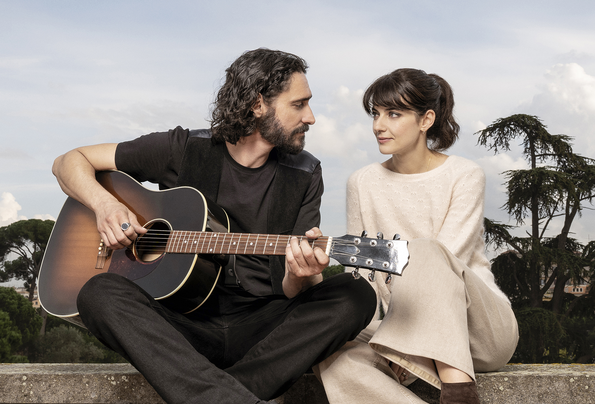 Sulle nuvole: poster e foto del film con Marco Cocci e Barbara Ronchi al cinema dal 26 aprile