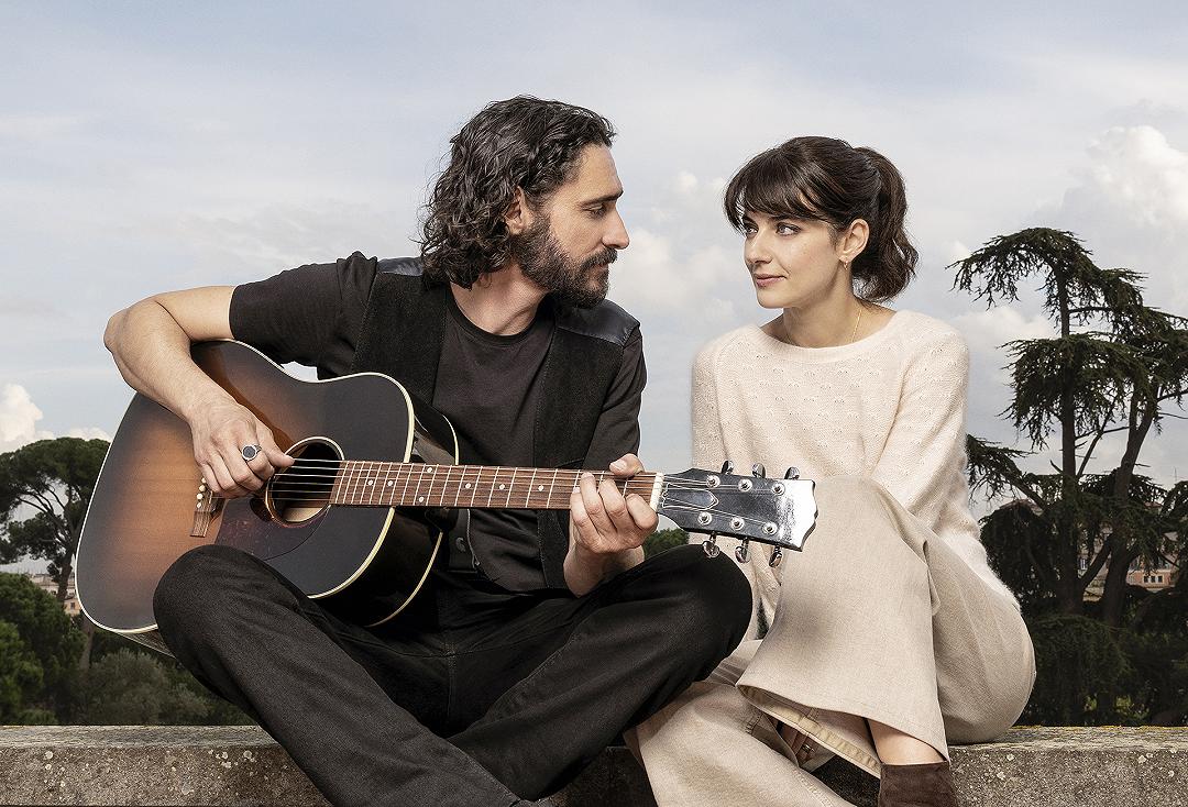 Sulle nuvole: poster e foto del film con Marco Cocci e Barbara Ronchi al cinema dal 26 aprile