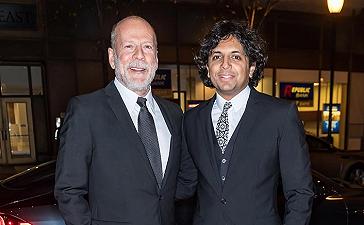 Bruce Willis: il regista M. Night Shyamalan lo ringrazia e lo definisce un fratello maggiore