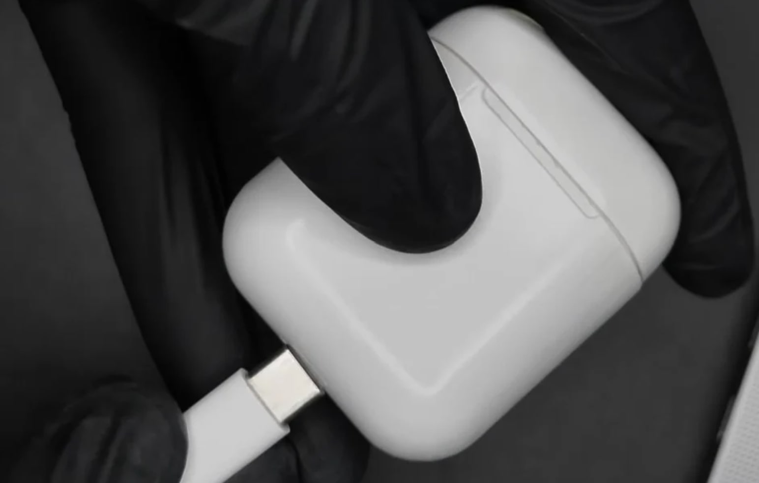 AirPods con USB di tipo C realizzate dal modder degli iPhone con USB-C