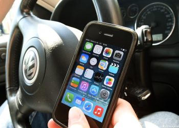 La Germania pensa a degli "autovelox" per individuare chi usa il telefono alla guida