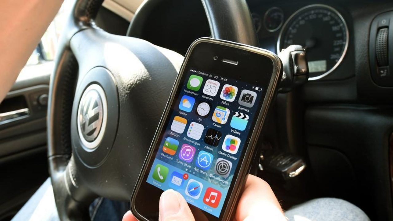 La Germania pensa a degli “autovelox” per individuare chi usa il telefono alla guida