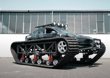 Tesla Model 3 trasformata in un carro armato da un utente