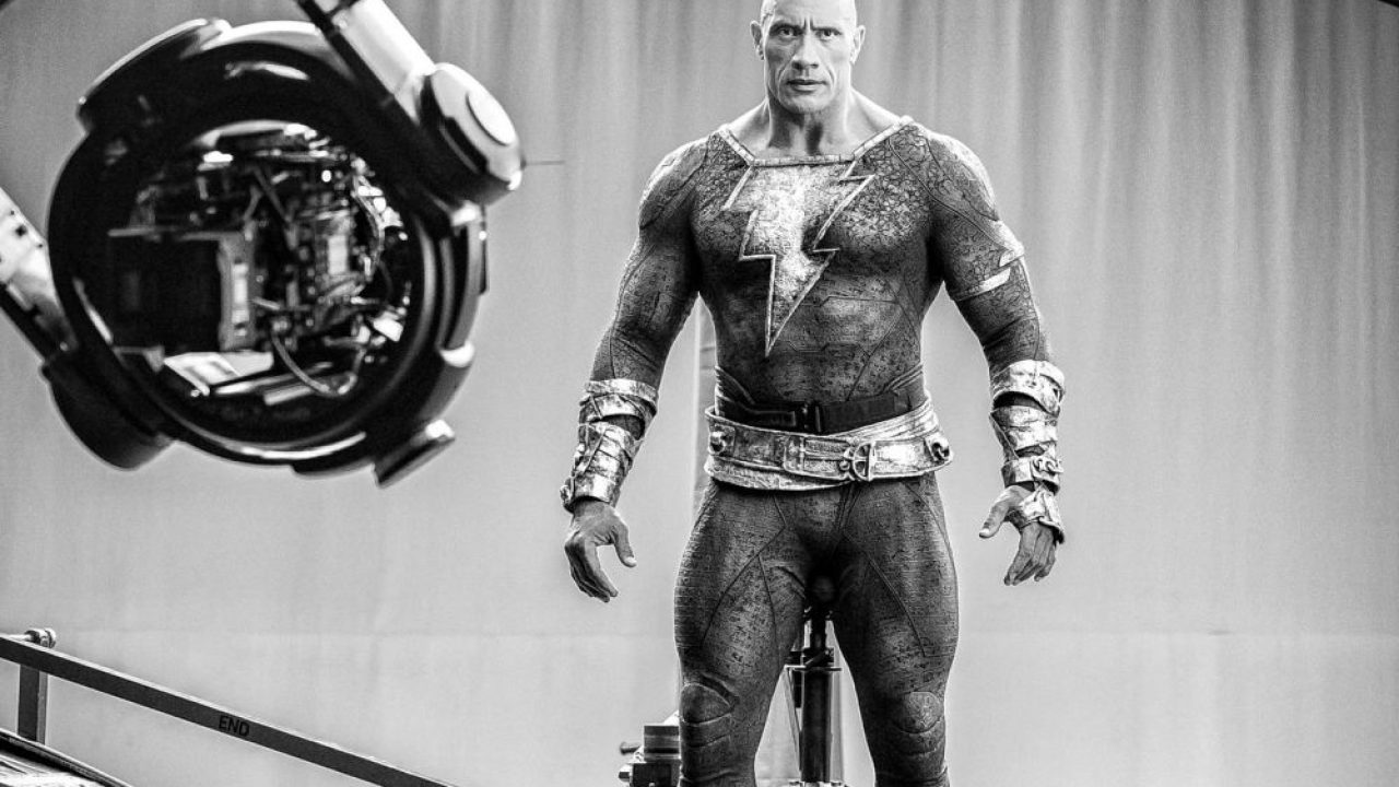 Black Adam: The Rock condivide una nuova foto in costume dietro le quinte