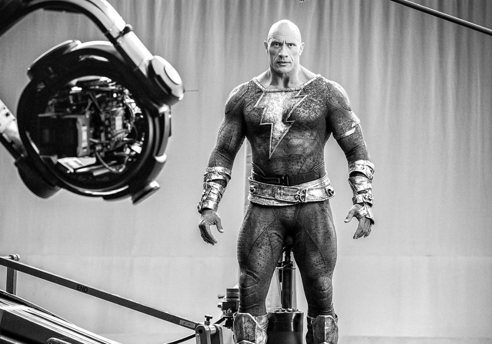 Black Adam: The Rock condivide una nuova foto in costume dietro le quinte