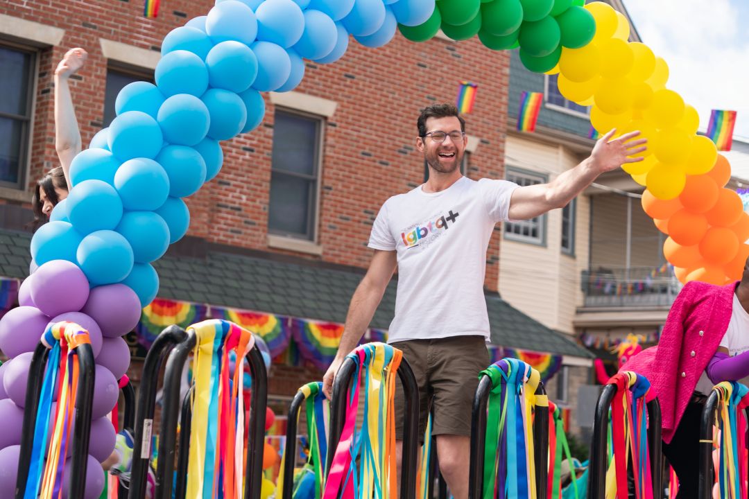 Bros, la recensione della rom-com LGBTQ+ di Nicholas Stoller