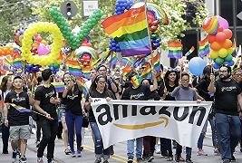 Amazon censura i prodotti LGBT negli Emirati Arabi. L’azienda non smentisce: “dobbiamo rispettare le leggi”