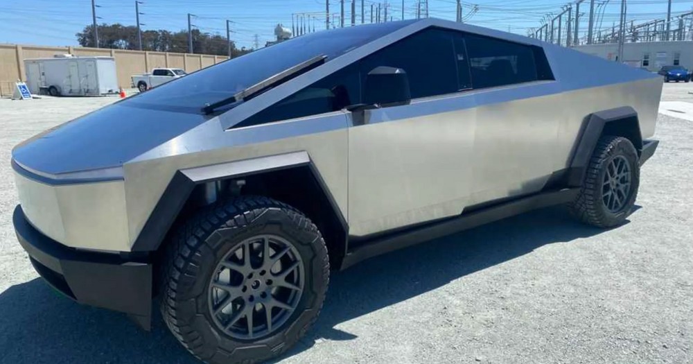 Il Tesla Cybertruck si mostra in tutta la sua gloria: design leggermente rivisto, tutte le novità