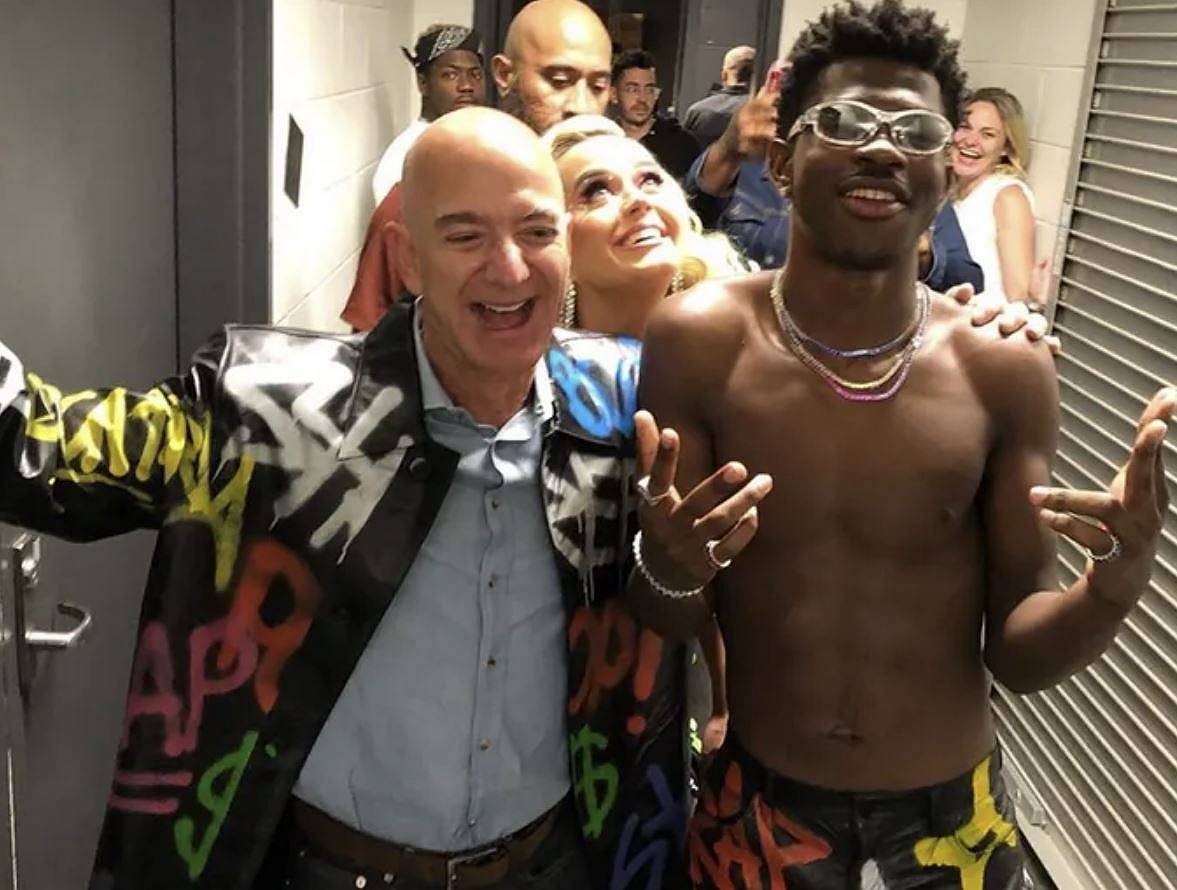 Elon Musk umilia Jeff Bezos: “dovrebbe fare meno festini e lavorare di più”