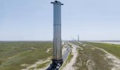 SpaceX: tutto pronto per il test dei motori, il colossale Super Heavy in viaggio verso la piattaforma