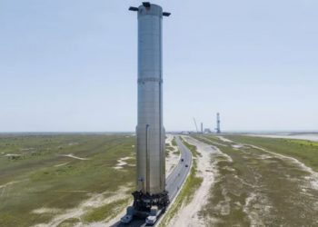 SpaceX: tutto pronto per il test dei motori, il colossale Super Heavy in viaggio verso la piattaforma